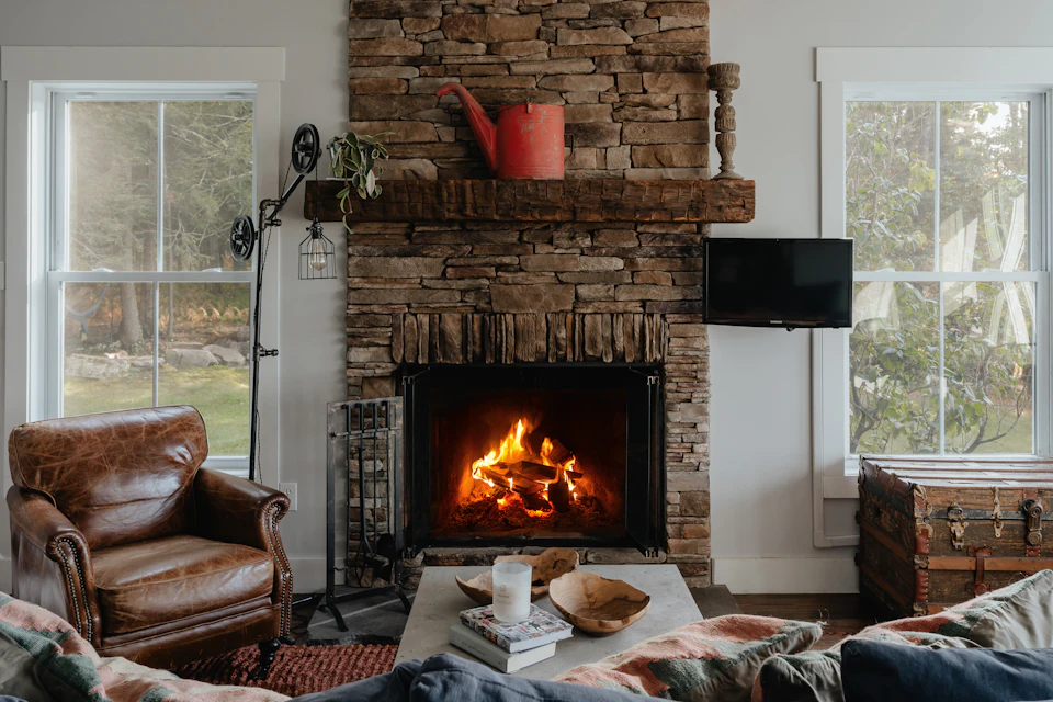 Salón con muebles y chimenea