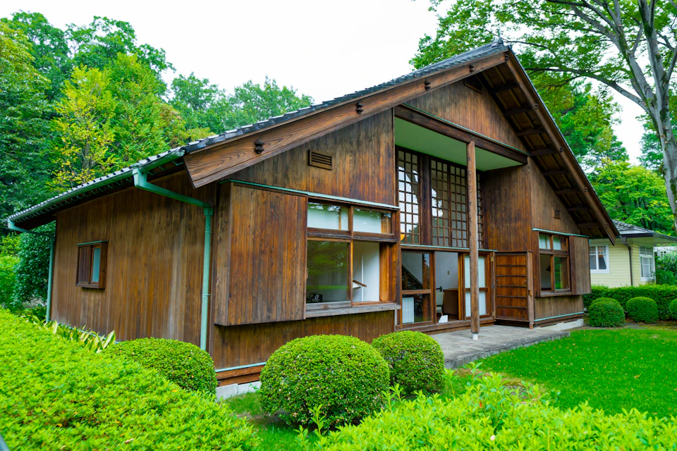 Pequeña casa de madera sobre una pradera